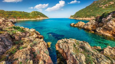 Pirates Bay 'in güneşli bahar manzarası, Porto Timoni, Afionas köyü. İyon Denizi 'nin güzel sabah deniz manzarası. Korfu Adası, Yunanistan ve Avrupa 'nın muhteşem doğa manzarası. 