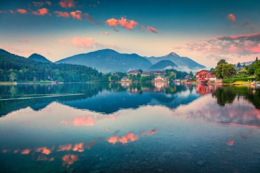 Grundlsee Gölü 'nün dramatik sabah manzarası. Avusturya, Styria 'nın Liezen Bölgesi, Brauhof köyünün renkli yaz gündoğumu, Alpler. Avrupa. Kırsal konseptin güzelliği
