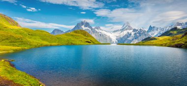 Arka planda Schreckhorn zirvesi olan Bachalpsee Gölü 'nün muhteşem yaz manzarası. İsviçre Bernese Alpleri, İsviçre, Avrupa 'nın renkli sabah manzarası. Doğa konseptinin güzelliği.