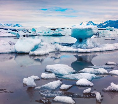 Fjallsarlon buzul gölünde yüzen buz kutusu. Vatnajokull Ulusal Parkı, Güneydoğu İzlanda, Avrupa 'da parlak bir sabah sahnesi. İşlenmiş fotoğraf sonrası sanatsal stil.