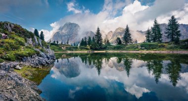 Limides Gölü 'nün muhteşem sabah manzarası. Dolomiti Alpleri, Cortina d 'Ampezzo, Falzarego Geçidi, İtalya, Avrupa' nın fantastik yaz sahnesi. Doğa konseptinin güzelliği.