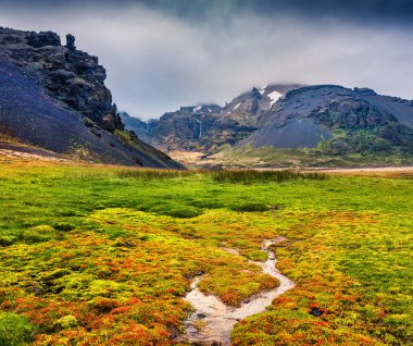 Tipik İzlanda manzarası. Görkemli kanyonu ve saf su kaynağı var. İzlanda, Avrupa 'da dramatik bir yaz sabahı. İşlenmiş fotoğraf sonrası sanatsal stil.