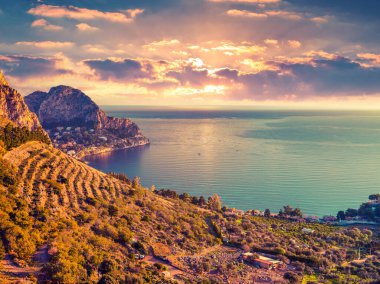 Zafferano Burnu 'nda renkli bir bahar gündoğumu. Akdeniz 'deki muhteşem sabah manzarası, Porticello köyü mekanı, Sicilya, İtalya, Avrupa. Instagram tonlama efekti.