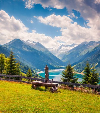 Speicher Durlassboden gölünde renkli bir yaz sabahı. Avusturya Alpleri 'ndeki Richterspitze dağ sırası, Tyrol Eyaleti' ndeki Schwaz bölgesi, Avusturya, Avrupa. İşlenmiş fotoğraf sonrası sanatsal stil.