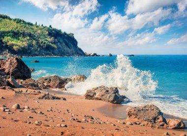 Avali Sahili 'nin çekici bahar manzarası. İyon Denizi 'nin güneşli sabahı. Lefkada Adası, Yunanistan, Avrupa 'nın güzel doğa manzarası. Doğa konseptinin güzelliği.