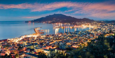 Zakynthos (Zante) kasabasının havadan görünüşü. İyon Denizi 'nde renkli bir bahar sabahı. Yunanistan 'ın güzel şehir manzarası. Seyahat konsepti geçmişi. İşlenmiş fotoğraf sonrası sanatsal stil.