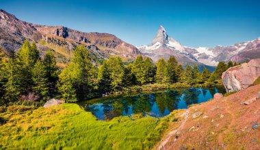 Grindjisee Gölü 'nün parlak yaz manzarası. Matterhorn (Monte Cervino, Mont Cervin) zirvesi, İsviçre Alpleri, Zermatt konumu, Valais kantonu, İsviçre, Avrupa. Doğa konseptinin güzelliği.