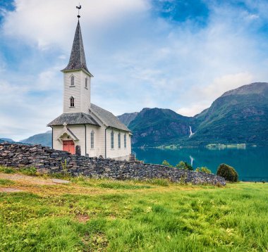 Norveç 'in Sogn og Fjordane ilçesindeki Luster Belediyesi' ndeki Nes Kilisesi 'nin muhteşem yaz manzarası. Lustrafjorden 'in batı kıyısındaki Nes köyünün muhteşem sabah manzarası..