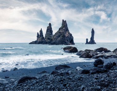 Atlantik Okyanusu 'ndaki Reynisdrangar kayalıklarının dramatik deniz manzarası. Güney İzlanda 'da karanlık bir yaz sabahı, Vik Köyü, Avrupa. Instagram filtre tonu