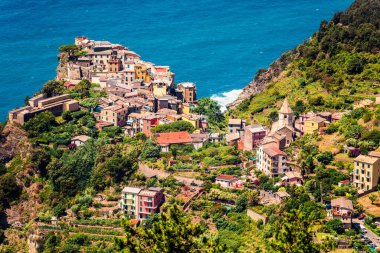 Tepe şehirlerinin Cique Terre dizisinin üçüncü köyü, Corniglia. Liguria, İtalya ve Avrupa 'da güneşli bir bahar sabahı. Akdeniz 'in resimli deniz manzarası. Seyahat konsepti arka planı.