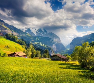 Wengen köyünün renkli yaz manzarası. İsviçre Alpleri 'nde güzel bir açık hava sahnesi, Bern, İsviçre, Avrupa kantonunda Bernese Oberland. İşlenmiş fotoğraf sonrası sanatsal stil.