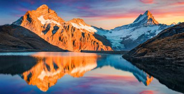 Bachalp Gölü 'nün (Bachalpsee) muhteşem akşam manzarası, İsviçre. İsviçre Alpleri, Grindelwald, Bernese Oberland, Avrupa 'da inanılmaz sonbahar günbatımı. Doğa konseptinin güzelliği.