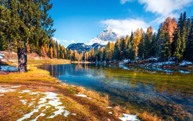 Antorno Gölü 'nde Tre Cime di Lavaredo (Drei Zinnen) ile güneşli bir sahne. Dolomite Alpleri 'nde renkli sonbahar manzarası, Belluno ili, İtalya, Avrupa. Doğa konseptinin güzelliği.