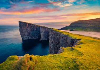 Sorvagsvatn Gölü, Vagar, Faroe Adaları, Danimarka, Avrupa 'da inanılmaz bir gün batımı. Atlantik Okyanusu 'nun nefes kesici yaz deniz manzarası. Doğa konseptinin güzelliği