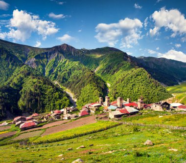 Ünlü Kafkasya kuleleri olan Adishi köyünün muhteşem yaz manzarası. Yukarı Svaneti, Gürcistan, Avrupa 'nın muhteşem sabah manzarası. Seyahat konsepti arka planı