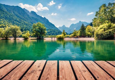 Jasna Gölü 'nün muhteşem sabah manzarası. Julian Alps, Gozd Martuljek 'in Slovenya, Avrupa' daki harika yaz sahnesi. Triglav Ulusal Parkı 'nın muhteşem manzarası. Seyahat konsepti arka planı.