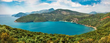 Parga kasabası yakınlarındaki gök mavisi su deposunun panoramik yaz manzarası. İyon Denizi 'nin yeşil sabah denizi. Yunanistan, Avrupa 'nın güzel açık hava manzarası. Doğa konseptinin güzelliği.