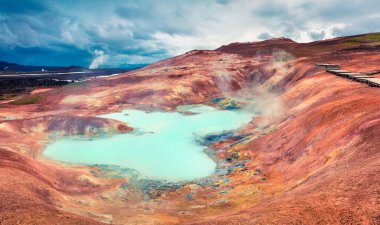 Krafla yanardağında kaynayan su gölü. İzlanda 'nın kuzeyindeki Myvatn Gölü' nün yakınında yer alan Leirhnjukur jeotermal vadisindeki lav zeminiyle renkli egzotik bir sabah..