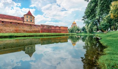 Ortaçağ Fagaras Kalesi 'nin muhteşem yaz manzarası. Transilvanya, Romanya ve Avrupa 'nın muhteşem sabah manzarası. Seyahat konsepti arka planı.