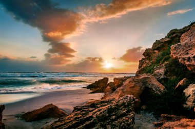 Sardunya, İtalya ve Avrupa 'da fantastik bir yaz günbatımı. Del Sinis yarımadasında muhteşem bir sabah manzarası. Akdeniz 'in inanılmaz deniz manzarası. Seyahat konsepti arka planı.