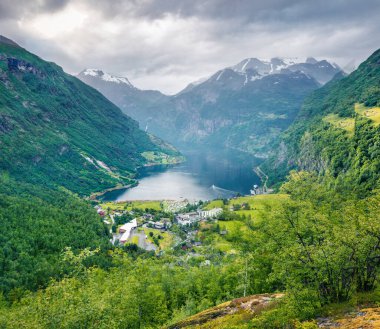 Norveç 'in batısındaki Geiranger limanının resimli yaz sahnesi. Sunnylvsfjorden fiyordunun hava akşam manzarası. Seyahat konsepti geçmişi. Instagram filtre tonu.