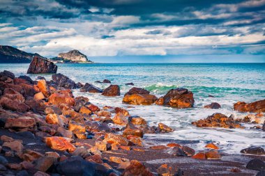 Torre Conca plajının dramatik bahar manzarası. Rais Gerbi Pelerini 'nin muhteşem sabah sahnesi. Akdeniz 'in büyük deniz manzarası. Celalu Burnu, Sicilya, İtalya ve Avrupa manzarası. 