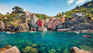 Tepe şehirlerinin ilk şehri, Riomaggiore. Liguria, İtalya, Avrupa 'nın güneşli sabah manzarası. Akdeniz 'in muhteşem ilkbahar deniz manzarası. Seyahat konsepti arka planı.