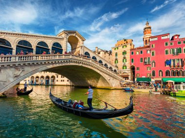 Rialto Köprüsü 'nün renkli sabah manzarası. Venedik 'in muhteşem manzarası. Gondollarda, İtalya' da, Avrupa 'da turistler var. Ünlü Canal Grande 'nin romantik yaz sahnesi. Seyahat konsepti arka planı.