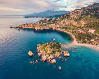 Uçan İHA 'nın görüntüsü. Arka planda Bella Adası ve Etna yanardağının nefes kesici sabah manzarası. Akdeniz 'in güzel bahar deniz manzarası. Taormina kasabasının havadan görünüşü, Sicilya, İtalya, Avrupa.