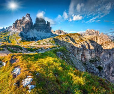Rifugio Locatelli ile Tre Cime di Lavaredo Ulusal Parkı 'nda renkli bir yaz sahnesi. Dolomite Alpleri 'nin güneşli sabah manzarası, Güney Tyrol, Auronzo konumu, İtalya, Avrupa. Doğa konseptinin güzelliği