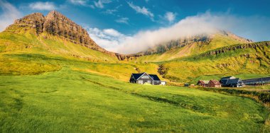 Streymoy Adası 'ndaki Sydradalur köyünün panoramik yaz manzarası. Danimarka Krallığı, Avrupa 'daki Faroe Adaları' nın muhteşem sabah manzarası. Doğa konseptinin güzelliği.