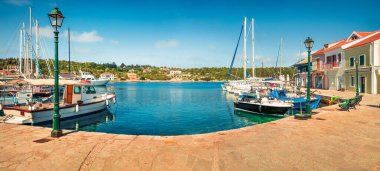 Fiskardo Limanı 'nın parlak bahar manzarası. İyon Denizi 'nin panoramik deniz manzarası. Kefalonia adası, Yunanistan, Avrupa 'nın göz kamaştırıcı manzarası. Seyahat konsepti arka planı.