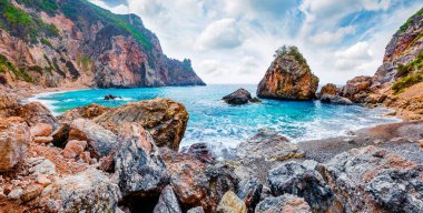 Gyali sahilinin renkli bahar manzarası. İyon Denizi 'nin resimli sabah deniz manzarası. Korfu adası, Yunanistan, Avrupa 'nın muhteşem doğa manzarası. Doğa konseptinin güzelliği. 