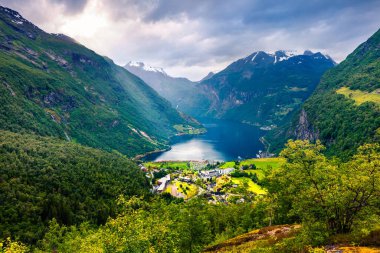 Norveç 'in batısındaki Geiranger limanının resimli yaz sahnesi. Sunnylvsfjorden fiyordunun renkli görüntüsü. Seyahat konsepti geçmişi. İşlenmiş fotoğraf sonrası sanatsal stil.