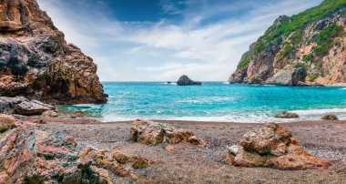 Gyali plajının çekici bahar manzarası. İyon Denizi 'nin güneşli sabah deniz manzarası. Korfu adası, Yunanistan, Avrupa 'nın muhteşem doğa manzarası. Doğa konseptinin güzelliği. 