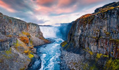 Avrupa 'nın en güçlü şelalesi olan Dettifoss' un kanyonunun aşağısına bakın. Jokulsargljufur Ulusal Parkı, İzlanda 'da muhteşem bir yaz gündoğumu. Uçan İHA 'dan görüntü.