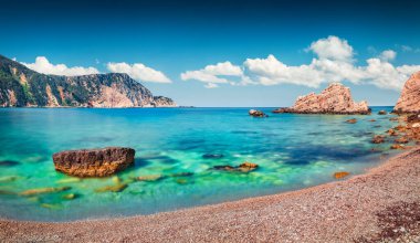 Meşhur Petani Sahili 'nin büyüleyici bahar manzarası. Çekici bir sabah manzarası. Kefalonya Adası, Yunanistan, Avrupa. Akdeniz 'in muhteşem deniz manzarası. İyon Adaları 'nın çarpıcı açık hava manzarası.