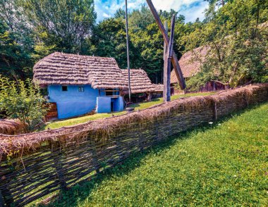 Geleneksel Romen köylü evlerinin büyüleyici yaz manzarası. Transilvanya, Romanya, Avrupa 'nın inanılmaz kırsal manzarası. Kırsal konseptin güzelliği.