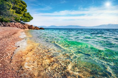 Adriyatik Denizi 'nin harika yaz manzarası. Lucica Beach, Hırvatistan ve Avrupa 'nın manzarası. Akdeniz ülkelerinin güzel dünyası. Seyahat konsepti arka planı