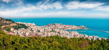 Kavala kenti, doğu Makedonya 'nın ana limanı ve Kavala bölgesel biriminin başkenti kuş bakışı görülüyor. Yunanistan, Avrupa. Ege Denizi 'ndeki güzel bahar deniz manzarası. Seyahat konsepti arka planı