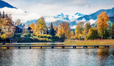 Altausseer See Gölü 'nün renkli sonbahar sahnesi. Avusturya 'nın Styria bölgesinin Liezen ilçesindeki Altaussee köyünün güneşli sabah manzarası. Kırsal konseptin güzelliği. Orton Efekti