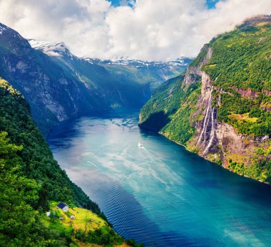 Norveç 'in batısındaki Geiranger Köyü' nde Sunnylvsfjorden Fijord 'un muhteşem yaz sahnesi. Meşhur Seven Sisters şelalesinin güzel sabah manzarası. Doğa konseptinin güzelliği