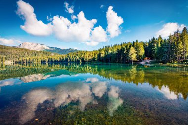 Black Lake / Crno Jezero 'nun muhteşem sabah manzarası. Durmitor Nacionalni Parkı, Zabljak bölgesi, Karadağ ve Avrupa 'nın resimli yaz sahnesi. Doğa konseptinin güzelliği.