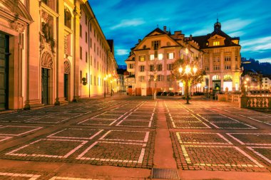 Popüler turist cazibesinin panoramik akşam manzarası, Cizvitenplatz. Lucerne 'in sonbahar şehri aydınlandı. İsviçre, Avrupa 'nın göz kamaştırıcı dış manzarası. Seyahat konsepti arka planı.