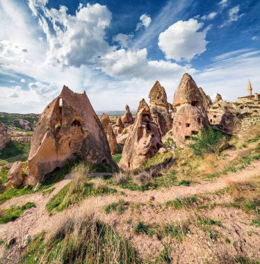 Kapadokya 'nın güneşli yaz manzarası. Uchisar Kalesi 'nin parlak sabah manzarası. Nevsehir ilinin ünlü Uchisar köyünün muhteşem açık hava manzarası, Türkiye, Asya.
