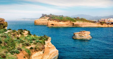 Sidari köyünün renkli bahar manzarası, ünlü Aşk Kanalı (Canal d 'Amour) plaj konumu. İyon Denizi 'nin parlak sabah deniz manzarası. Korfu Adası, Yunanistan ve Avrupa 'nın inanılmaz manzarası. 