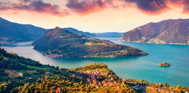 Monte Isola adası, Brescia ili, İtalya, Avrupa ile Marone kasabasında fantastik bir gün doğumu. Iseo Gölü 'nün havadan yaz manzarası. Seyahat konsepti arka planı.