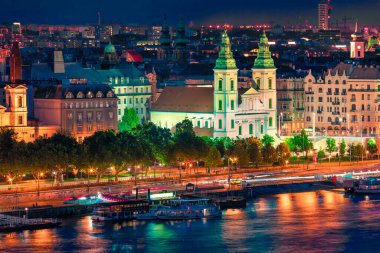 Pest City 'deki İç Şehir Kilisesi' nin renkli gece manzarası. Macaristan, Avrupa 'nın başkenti Budapeşte' de muhteşem bir akşam sahnesi. İşlenmiş fotoğraf sonrası sanatsal stil.
