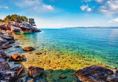 Brela tatil beldesi, Hırvatistan ve Avrupa 'daki küçük gök mavisi laguna. Adriyatik Denizi 'nin muhteşem sabah deniz manzarası. Akdeniz ülkelerinin güzel dünyası. Doğa konseptinin güzelliği
