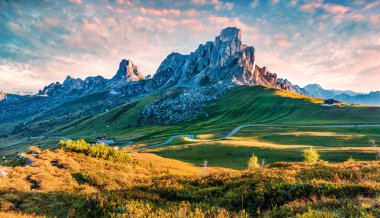 Passo di Giau 'dan Ra Gusela, Averau ve Nuvolau' nun soluk kesici sabah manzarası. Dolomiti Alplerinde heyecanlı bir yaz günü, Cortina d 'Ampezzo konumu, Güney Tyrol, İtalya, Avrupa.